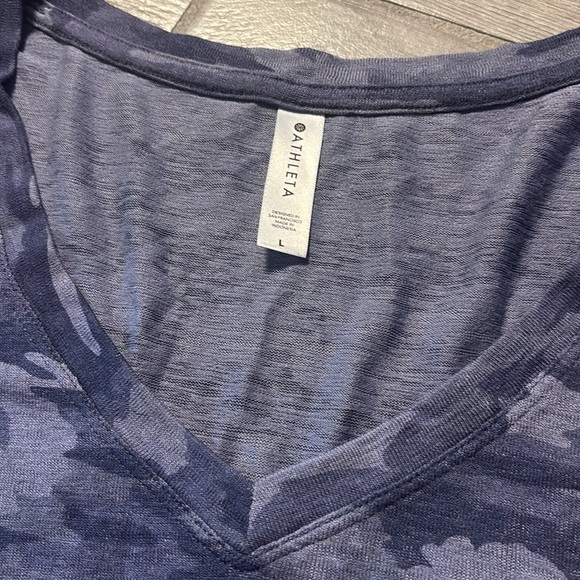 🌸Athleta Breezy Scoop V-Neck Tee Flora Camo Tempest Violet S/657750 - Picture 3 of 5